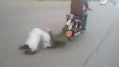 Nghịch dại bám đuôi xe máy, kéo lê trên đường