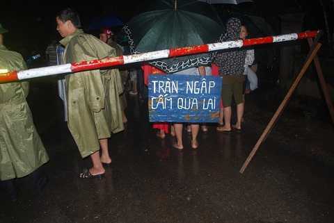 Ô tô chở 7 người qua đập tràn, 5 người mất tích