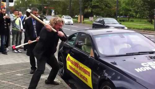 Bất bình hãng xe, đập nát BMW M6