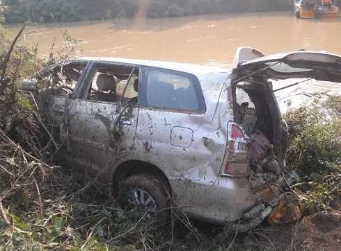 Trục vớt xe Innova, tìm thấy 4 thi thể kẹt bên trong