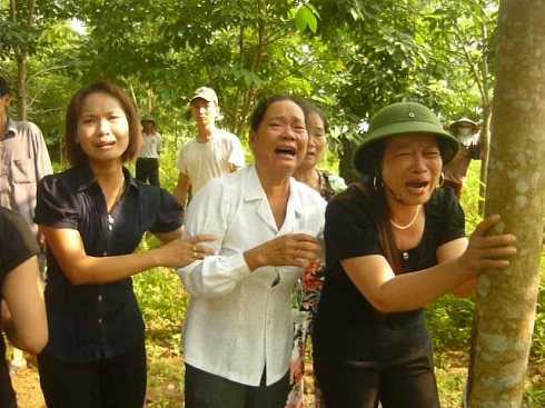 Khe Ang cạn nước mắt trong lũ dữ