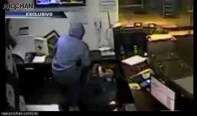 Tên cướp ngớ ngẩn tự bắn hỏng mắt phải