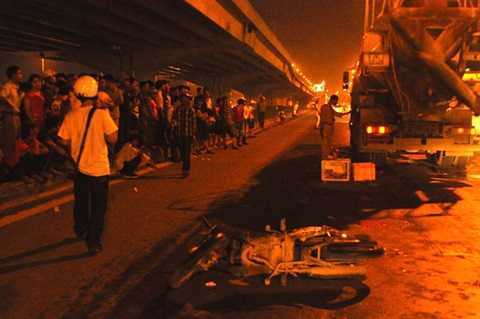 Hà Nội: Nam thanh niên chết thảm dưới gầm xe bồn