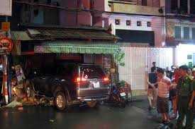 Clip: Ôtô lao vào nhà dân tông chết người