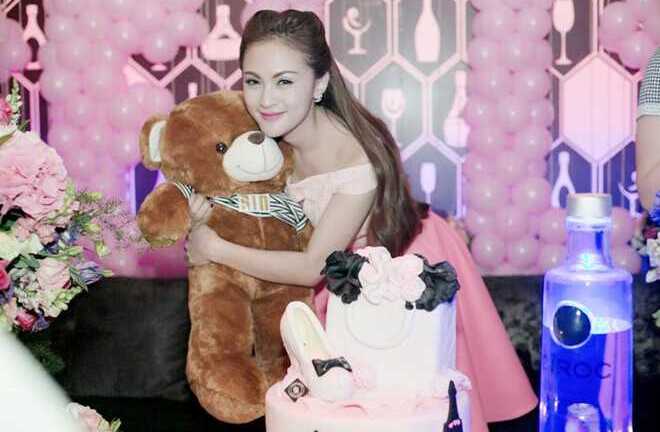 Tiệc sinh nhật ngập sắc hồng của hot girl Kelly