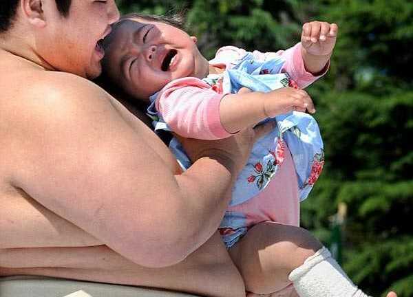 Ở nơi võ sĩ Sumo ra sức làm trẻ con khóc