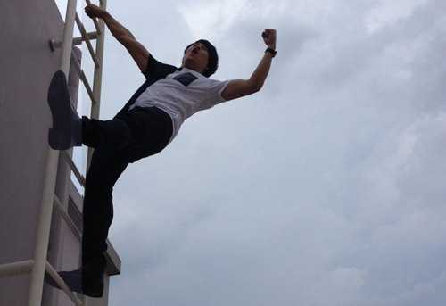 Clip: Thanh Bùi leo lên tầng 50 chứng minh tình yêu