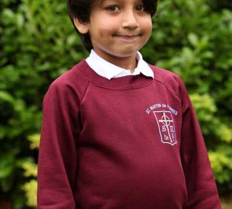 Cậu bé 8 tuổi có 'bụng bầu' 5 tháng