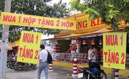 Bánh trung thu siêu rẻ 6000 đồng, mua 1 tặng 2