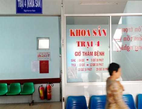 Buộc thôi việc với nữ hộ sinh nhận tiền của bệnh nhân