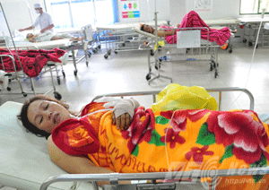 Container đối đầu xe khách, 6 người thương vong