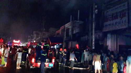 Kho hóa chất phát nổ, hàng trăm người phải sơ tán gấp