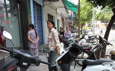 Hàng chục người bao vây tiệm vàng đòi nợ