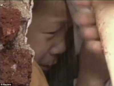 Clip: Giải cứu bé bị kẹp đầu giữa 2 tòa nhà