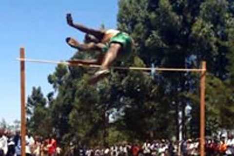 Độc đáo kiểu nhảy cao 'sư tử vồ mồi'