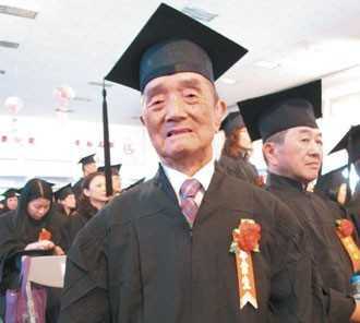 Cụ ông 93 tuổi tốt nghiệp đại học bằng kép