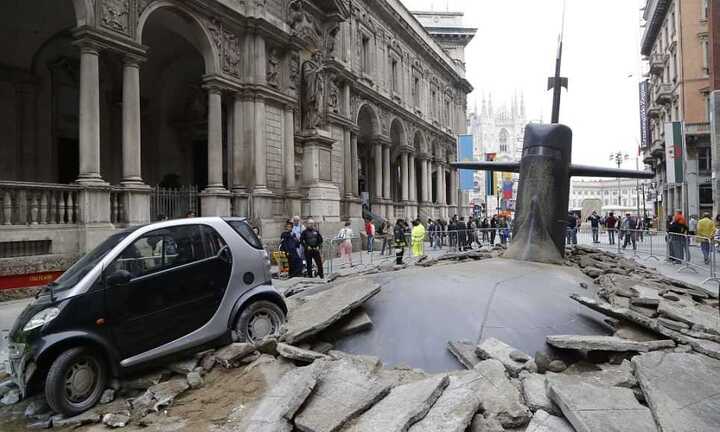 Bàng hoàng cảnh tàu ngầm nổi lên giữa phố, húc ôtô