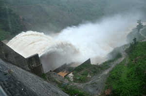 Quảng Nam: Thủy điện xả lũ, 3 người bị nước cuối trôi