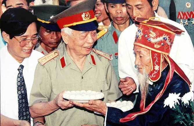 Rơi lệ tiếc thương Đại tướng Võ Nguyên Giáp