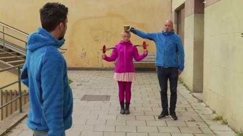 Thót tim với màn phi dao vào người đẹp