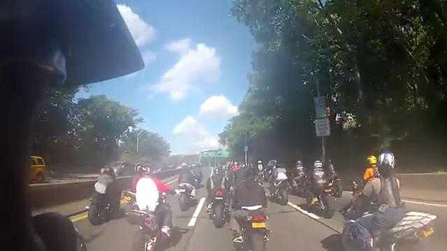 Hàng chục xe phân khối lớn truy sát xe sang trên phố