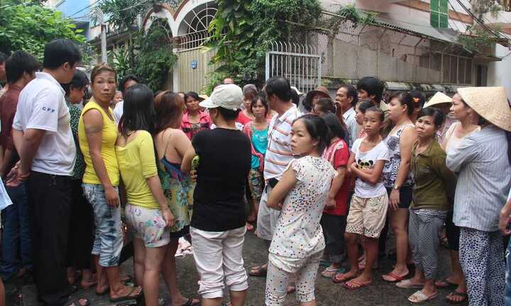 Thương tâm bé sơ sinh bị vứt bỏ trong đống rác