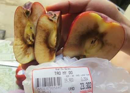 Siêu thị bán tháo hoa quả thối, dân ham rẻ cố mua