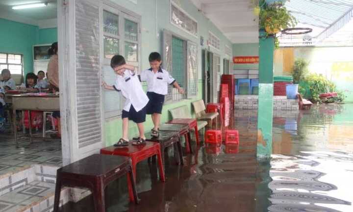 Sài Gòn mưa lớn, nước thối tấn công trường học