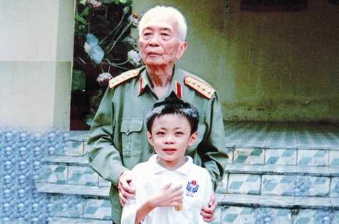 ‘Thần đồng’ chụp ảnh riêng với Đại tướng Võ Nguyên Giáp