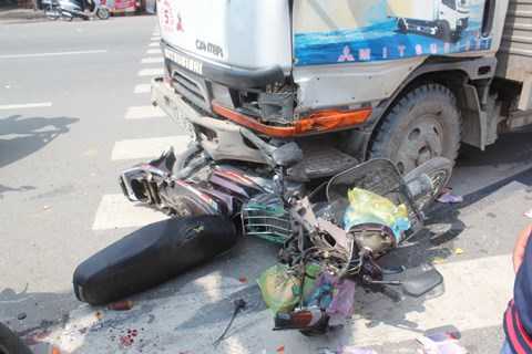 Xe tải ép nát hai xe máy, một phụ nữ nguy kịch