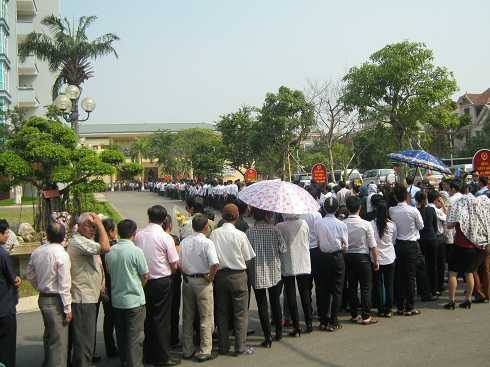 Hàng vạn người dân xứ Nghệ đội nắng vào viếng Đại tướng