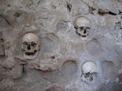 Chuyện đau lòng và man rợ ở Tháp Sọ Người