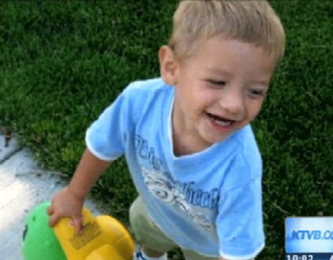 Mẹ ngồi uống rượu, con bị chó cắn chết