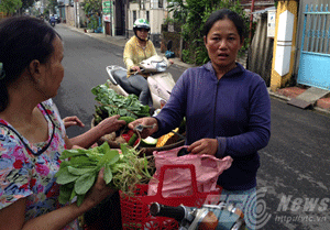 Đà Nẵng: Xếp hàng dài mua bánh mỳ lót dạ sau bão
