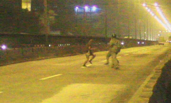 Người đàn ông quậy tưng, khu dân cư náo loạn