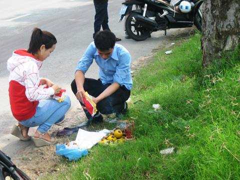 Nam thanh niên chết bên vệ đường với nhiều vết máu