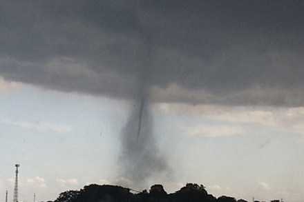 Quảng Bình: Lốc xoáy kinh hoàng, 100% nhà dân tốc mái