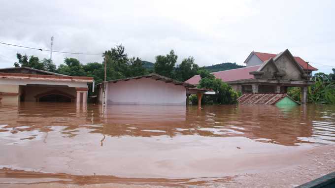 Hàng vạn ngôi nhà ở Quảng Bình, Hà Tĩnh chìm trong lũ