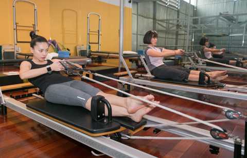 Ngô Thanh Vân vã mồ hôi tập đua thuyền trên biển