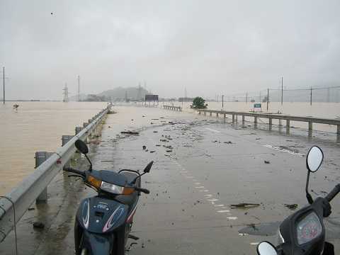 Điểm đen trôi xe khách làm 18 người chết lại ngập sâu