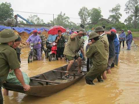 Dẹp hành vi trục lợi, công an lội nước đẩy dân sang bờ