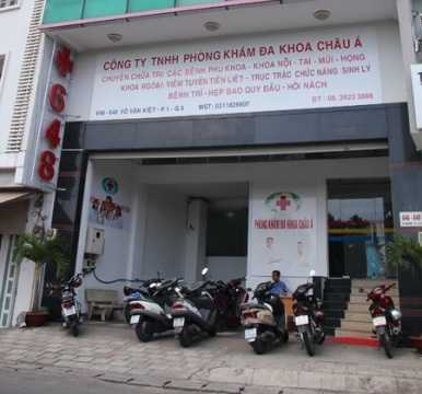 Bác sĩ Trung Quốc cố thủ trên tầng thượng