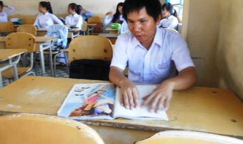 Chàng trai khiếm thị giỏi văn, nổi tiếng