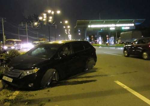Đâm dải phân cách, xe hơi tiền tỷ 'gãy cánh'