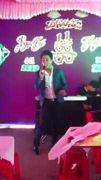 Xôn xao clip chàng trai hát trong đám cưới người yêu cũ