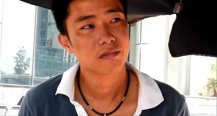 Clip: Đối tượng truy nã giắt súng túi quần đi thẳng vào chốt 141