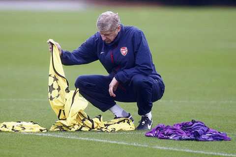 Ngoại hạng 22/10: Wenger lấp lửng tương lai