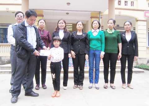 Bạn đọc VTC News tặng quà bé mồ côi nhịn đói đến trường