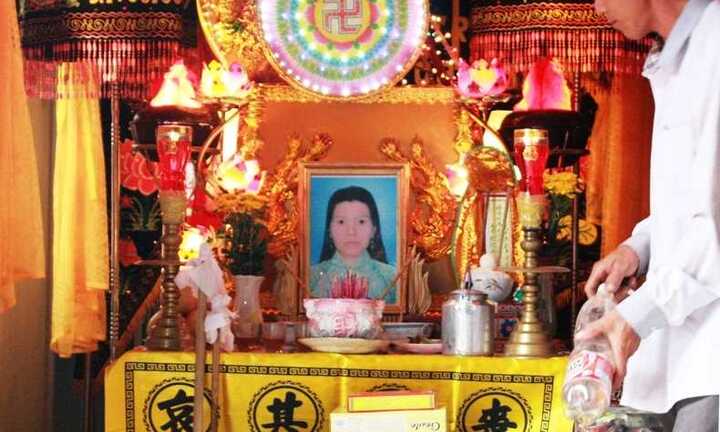 Chồng sát hại vợ khi đang tắm rồi uống thuốc sâu tự tử