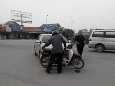 Phó GĐ Sở gây tai nạn, tay đút túi nhìn nạn nhân đau đớn